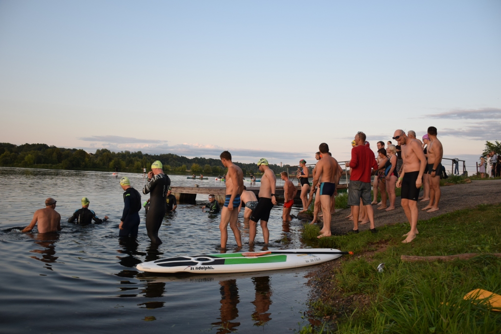 Starts līdz ar saulrietu. “Peldiet prātīgi, uzmaniet viens otru!” Izskanot pasākuma rīkotāju ieteikumiem, dalībnieki dodas Daugavā.