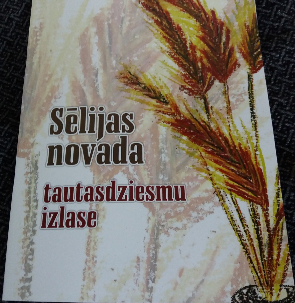 ATVER TAUTASDZIESMU IZLASI. Grāmatiņu “Sēlijas novada tautasdziesmu izlase” ilustrējuši paši mazpulcēni.
Autors: Lidija Ozoliņa