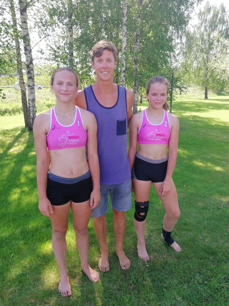 Kopā ar pludmales volejbolistu Rihardu Finsteru.
Autors: Ilze Ignatika