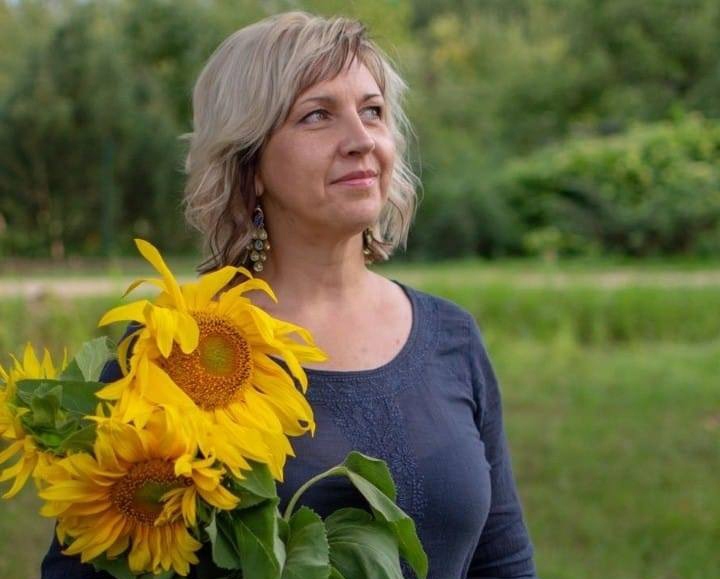 SPILGTA, TAISNA UN LEPNA KĀ SAULESPUĶE. Iveta Bērzkalne-Minajeva teic, ka viņas dzīve ir bijusi pilna pauguriem: “Nemaz nevaru iedomāties, kāda tā būtu, ja es nebūtu kristiete.”
Autors: no Ivetas Bērzkalnes-Minajevas albuma