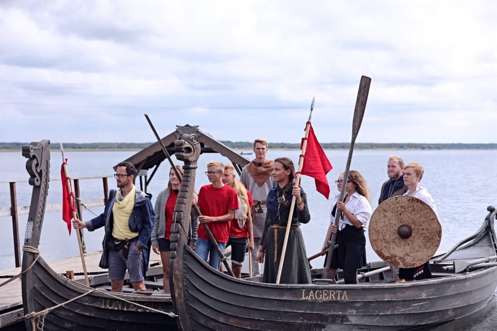 Grobiņā — vikingu laikmetā.  Abas komandas ir veikušas  deviņus kilometrus  garu laivošanas uzdevumu un piedalījušās arī airēšanā uz ātrumu.
Autors: Alises Gulbes ( LTV1) foto