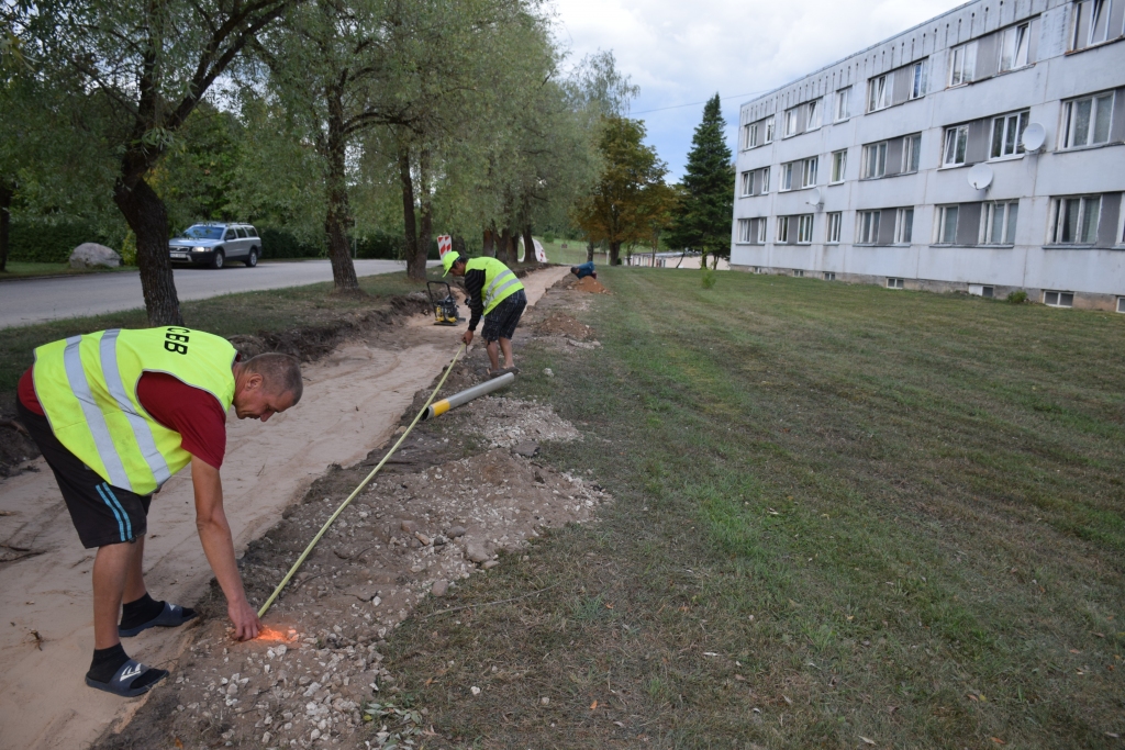 Šonedēļ “pīrāgs” būs gatavs. Priekšdarbus bruģa ieklāšanai veic pļaviņietis Jānis Onzulis (no kreisās) un aizkrauklietis Arnis Bankovskis.