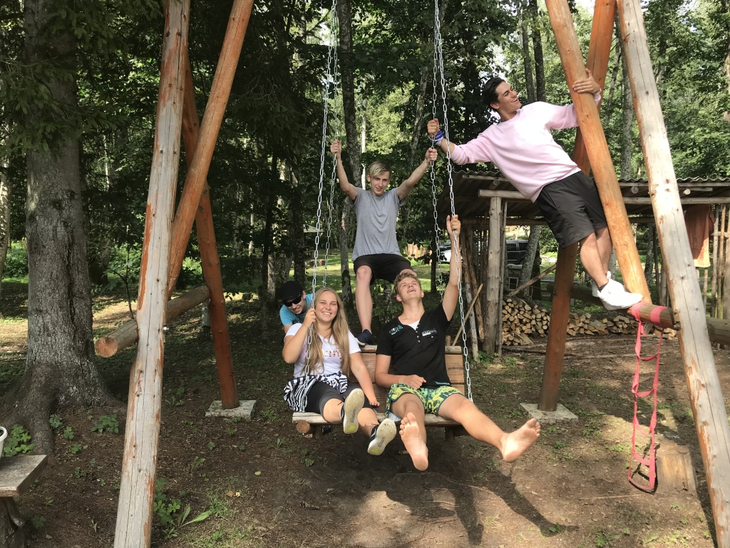 Aizkraukles novada vidusskolas komandas “Ceturtais Ņūtona likums” dalībnieki atzīst, ka šī bijusi visu laiku labākā nometne.
Autors: no “FIZMIX Eksperiments”