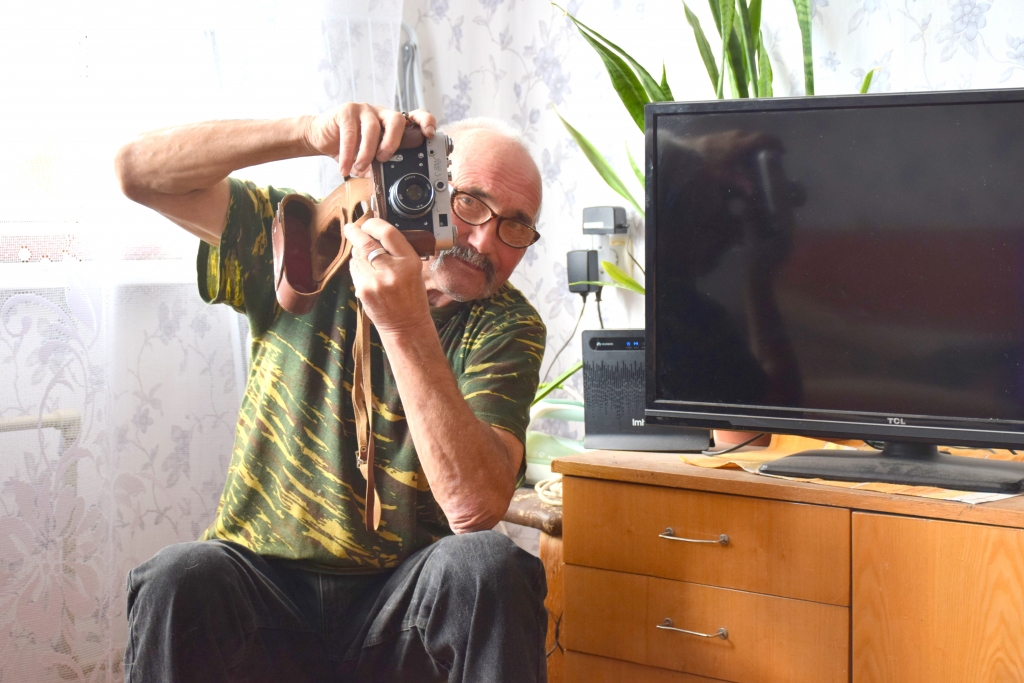 Sērenē, “Gundegās”. Veco labo fotoaparātu “FED3” jubilārs glabā kā relikviju — piemiņai no jaunības dienām.