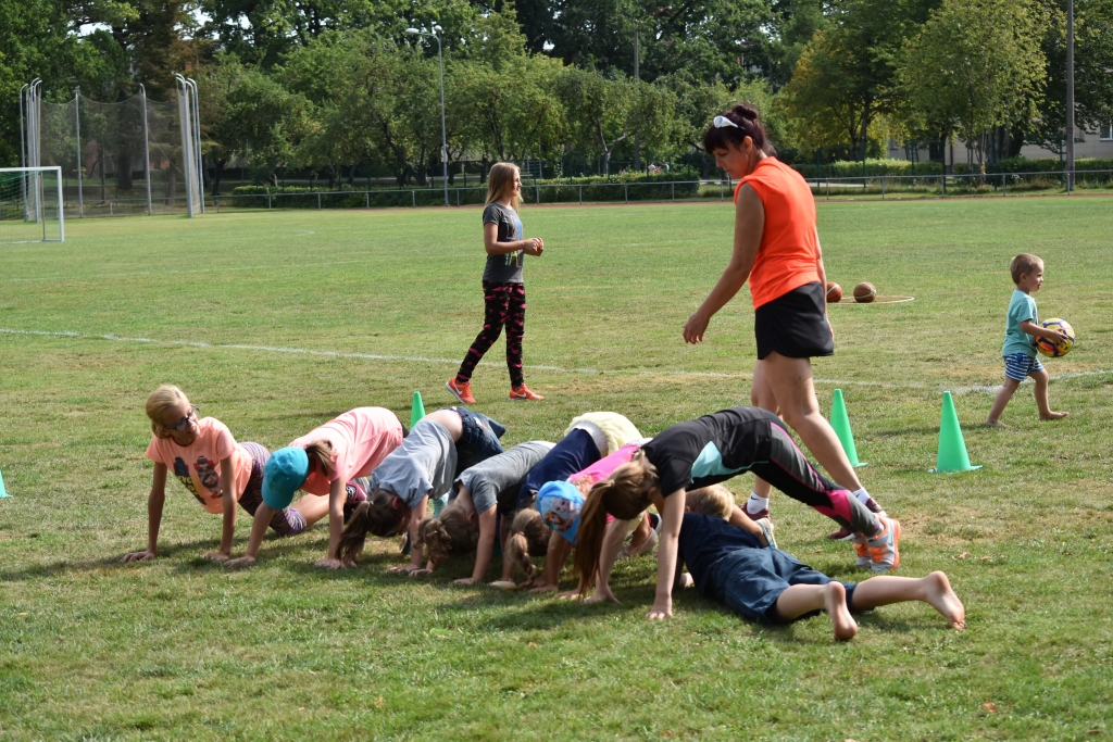 Kokneses sporta svētkos plaša sacensību un dažādu aktivitāšu programma bija noorganizēta bērniem. Stafetes bērniem vadīja skolotāja Dace Skopāne.