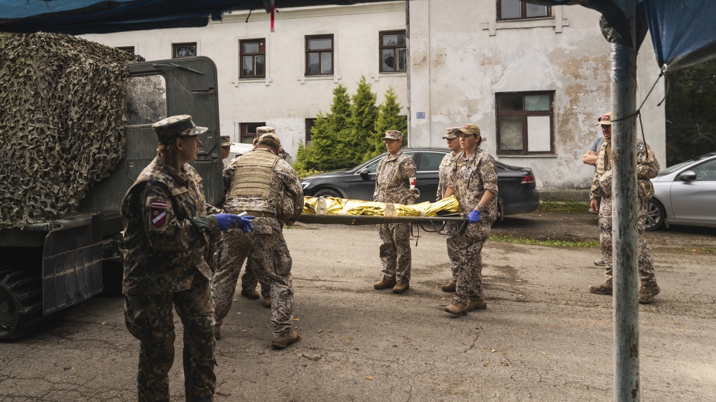 Zemessardzes 55. kājnieku bataljona zemessargi mācību laikā, pildot uzdevumu kādreizējās Zalves pamatskolas teritorijā.
Autors: no Latvijas armijas arhīva