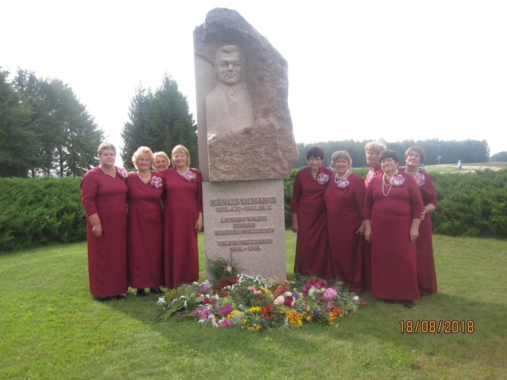 Pļaviņu novada senioru biedrība “Ābeļziedi” Latvijas Pensionāru federācijas rīkotajos senioru sadziedāšanās svētkos K. Ulmaņa dzimtajās mājās “Pikšās”.
Autors: Vaira Felsa