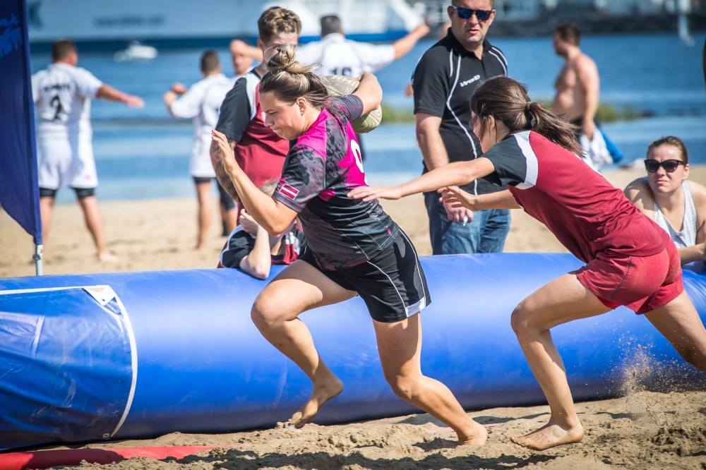 Nenoķersi! Jaunjelgaviete Ilze Jegorova (no kreisās) Rīgas kausa izcīņas pludmales volejbolā sacensībās.
Autors: Zigismunda Zālmaņa foto