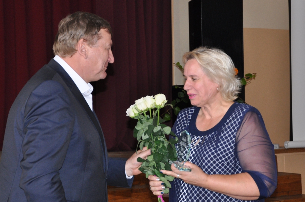 LABS SĀKUMS JAUNAJAM MĀCĪBU GADAM. Skolotāju Silviju Lisovsku sveic Mazzalves pamatskolas direktors Aivars Miezītis.
Autors: Ieva Pankrate