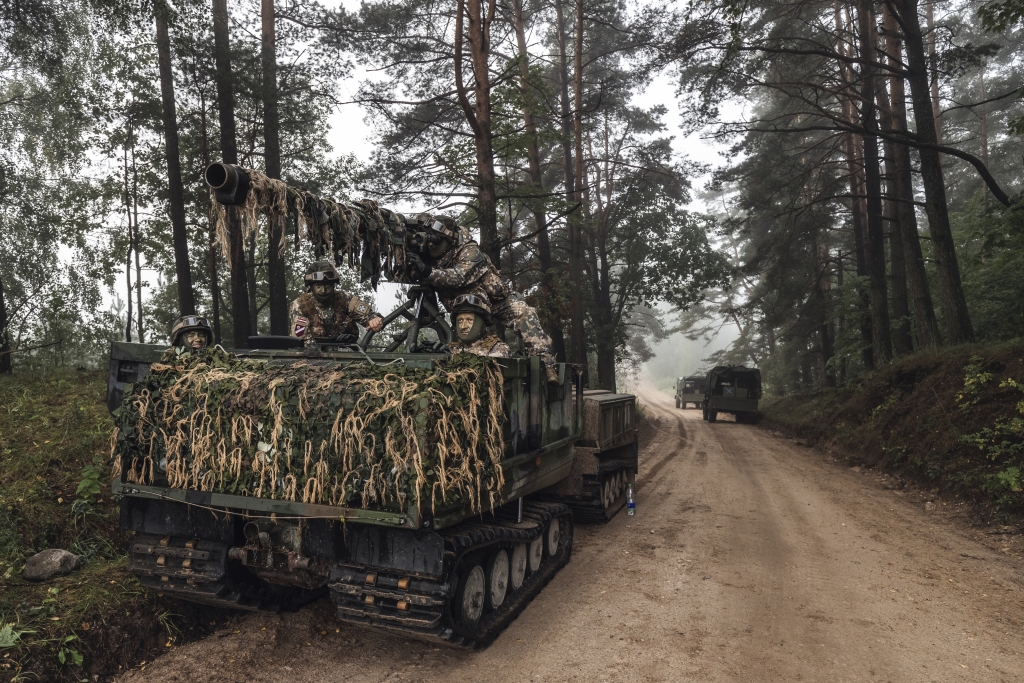 AIZKAVĒŠANAS OPERĀCIJA. Zemessardzes 3. Latgales brigādes karavīri un zemessargi Viesītes novadā veic aizkavēšanas operāciju Viesītes novada Rites pagastā.
Autors: Ērika Kukuta foto