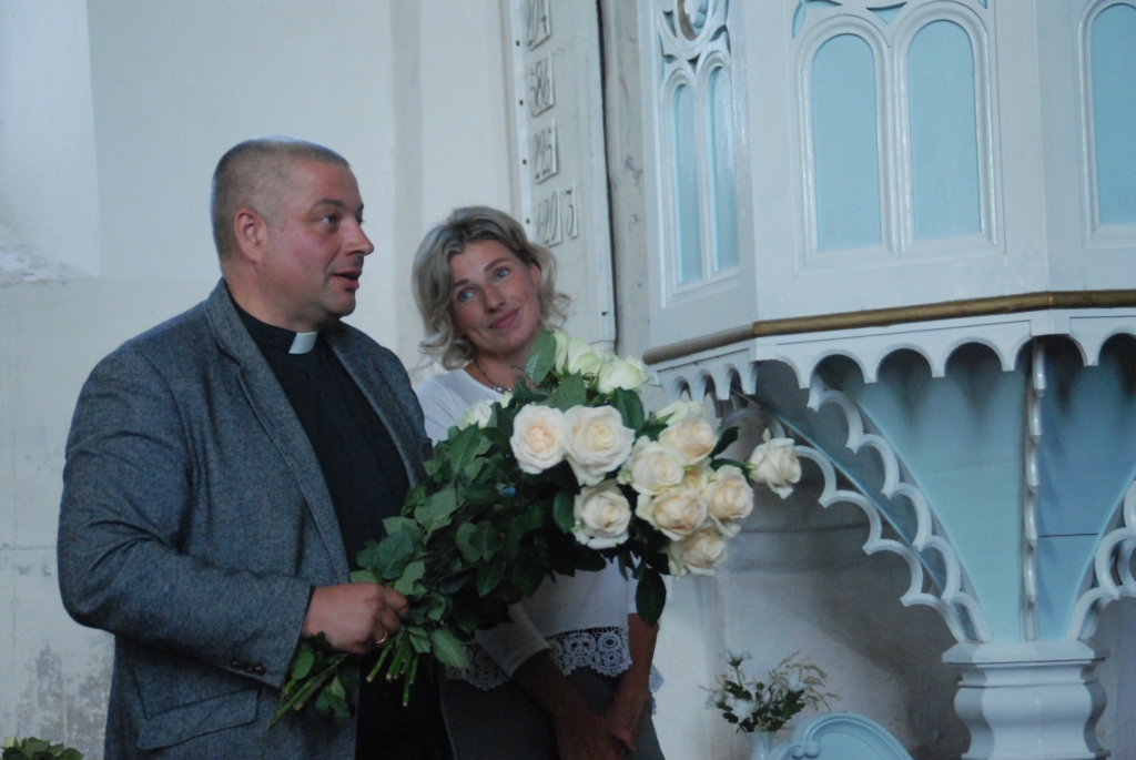 KONCERTS DIEVNAMA 425. GADSKĀRTAI. Neretas evaņģēliski luteriskās baznīcas mācītājs Aldis Pavlovičs ar dzīvesbiedri Ditu.
Autors: Aivara Bites foto