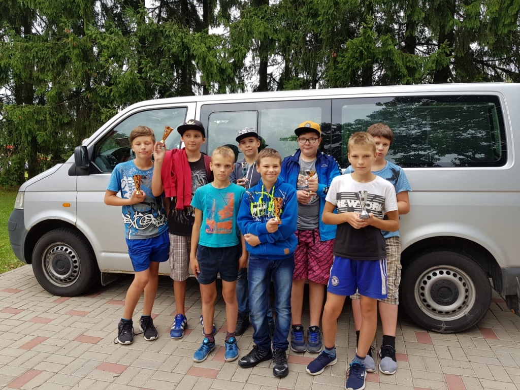 Attēlā (no kreisās): Vitālijs Pimanovs, Edijs Pimanovs, Meldris Krasovskis, Alekss Legenzovs, Svjatoslavs Vasīlijs Kudrjavcevs, Arvīds Romanis, Aldris Krasovskis, Lorens Dariels Dembovskis.
Autors: no Aizkraukles sporta skolas