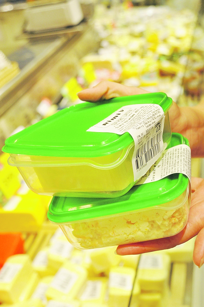 Lielveikalā iesvērtie siera salāti un siera gabaliņš līdzņemtajos trauciņos.