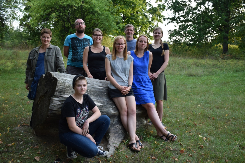 Folkloristu ekspedīcija Jaunjelgavā: Anna Treija (no kreisās pirmajā rindā), Kristīne Pokratniece, Justīne Jaudzema, Rita Treija (otrajā rindā), Toms Ķencis, Elīna Gailīte, Gatis Ozoliņš un Digne Ūdre. Ekspedīcijā piedalījās arī Una Smilgaine un Elvīra Žvarte.
Autors: Elīna Gailīte