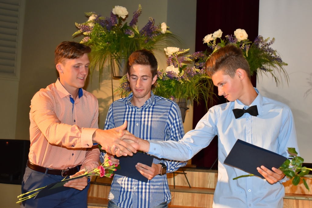 BALVA PAR PADARĪTO. Jaunieši priecājas arī par citu sasniegumiem, aizvadītā mācību gada izskaņā saņemot Aizkraukles novada pašvaldības piešķirto naudas balvu par labiem sasniegumiem mācību priekšmetu olimpiādēs un konkursos.
Autors: no “Staburaga” arhīva