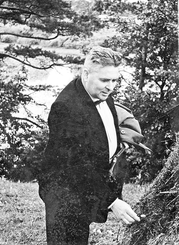 Jānis Zvaigzne 1961. gada 25. jūnijā  ceļā uz koncertu Vīgantes estrādē. Fotogrāfija tapusi Klintainē, autobusu pieturā.
Autors: autors nezināms