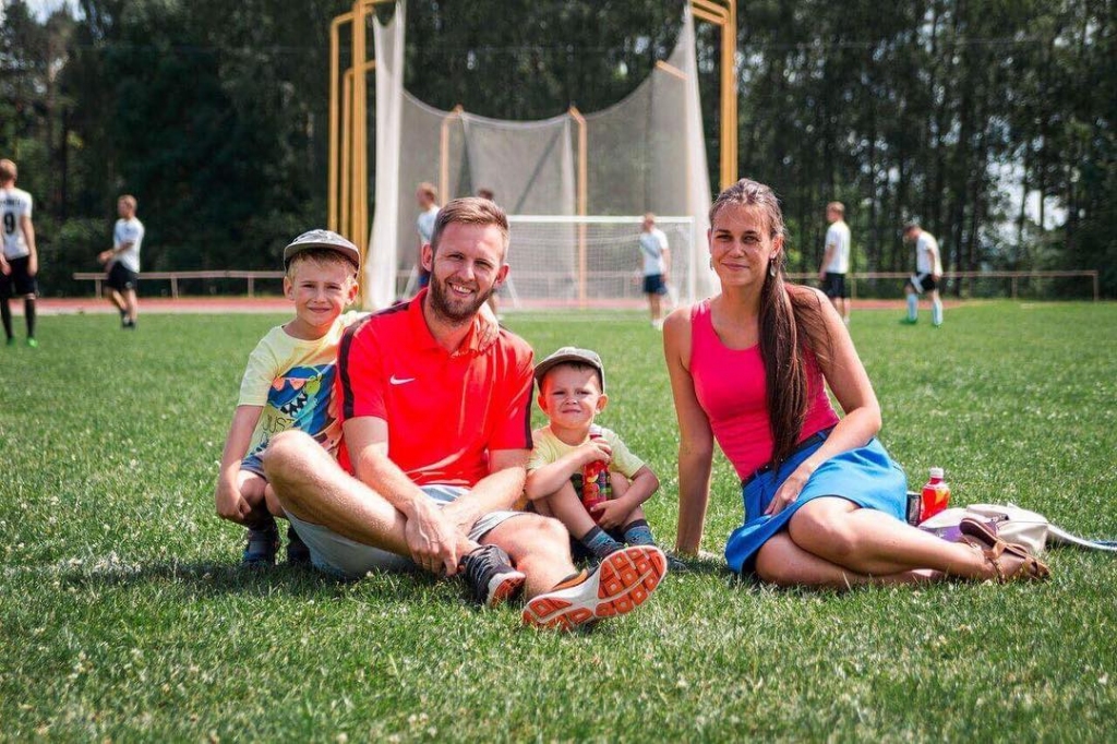 Vienmēr kopā! “Staburaga” uzrunātais šī gada supertētis Arvis Upīts ar sievu Kristīni un dēliem Tomasu Rajenu (no kreisās) un Ernestu Teo Aizkraukles stadionā. Te viņus bieži var satikt, jo visa ģimene labprāt iesaistās sportiskās aktivitātēs.
Autors: no personīgā albuma