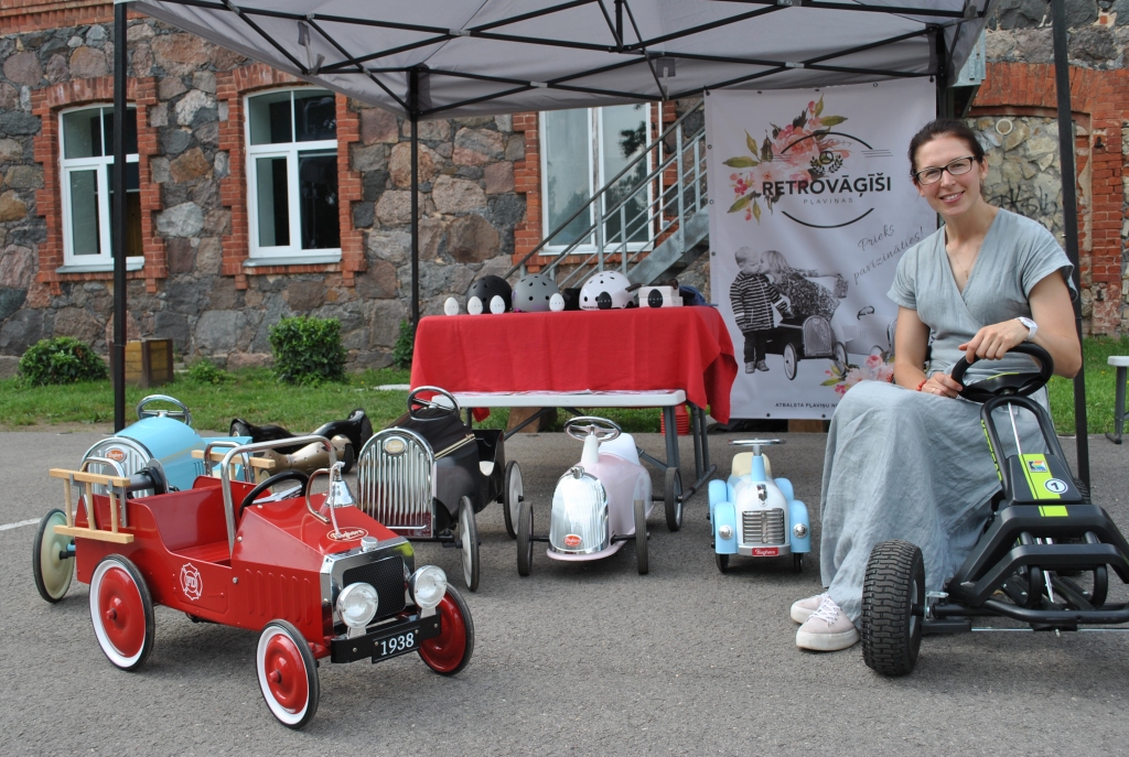 SAISTOŠS PIEDĀVĀJUMS — tā par Ingas Orlovas vāģīšiem teikuši apmeklētāji. Vizināšanas prieku bērniem Inga bagātīgi dāvā kopā ar savu smaidu un pozitīvo attieksmi.