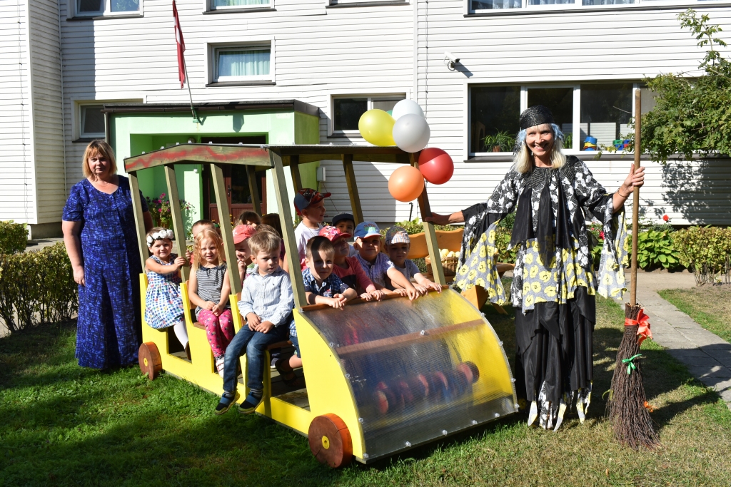 PAŠIEM SAVS AUTOBUSS. Bērnudārza “Auseklītis” grupas  “Jumtiņš” vecāki par saviem līdzekļiem papildus izgatavojuši arī autobusu un solu. Grupu apmeklē  21 bērns. Zinību dienā skolotāja Ilze Gutāne (no labās) iejutās raganas lomā. No kreisās — skolotājas palīdze Dina Žizņevska.