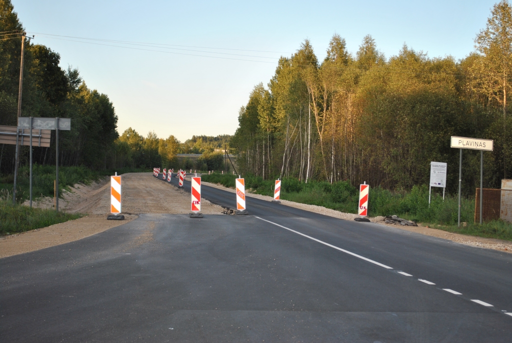 DARBI TURPINĀS, un šo ielas posmu izbraukt bez kavēšanās tuvākajā laikā vēl nevarēs.