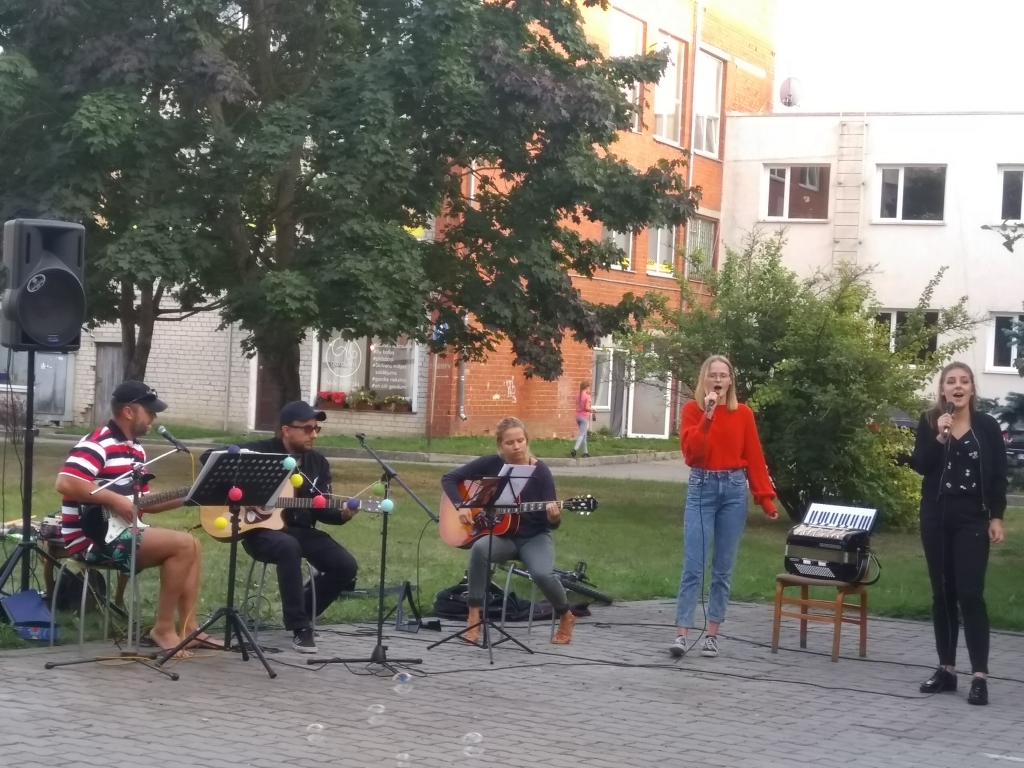 PIRMIE PILSĒTĀ. Aizkraukles pilsētas Bērzu ielas 2. nama pagalma svētkos dziedāja un spēlēja gan bērni, gan pieaugušie. Aizkrauklē tie bija pirmie pēc iedzīvotāju iniciatīvas sarīkotie pagalma svētki.