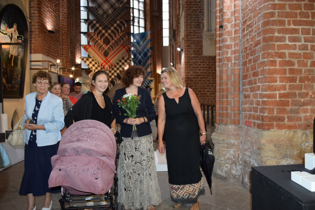 Prieks par paveikto. Izstādes atklāšanas dienā Baiba Vaivare (no labās), Ingūna Bēnīte un Alise Bēnīte Rīgas Svētā Pētera baznīcā.