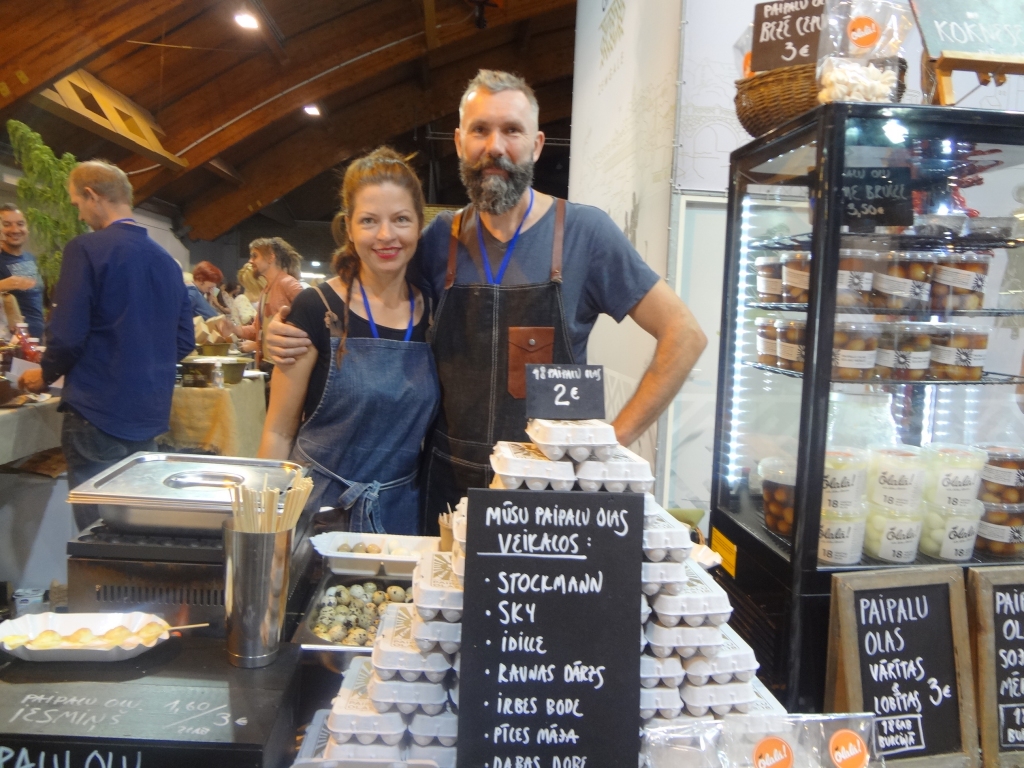 APMIERINĀTI. “Rīta Putnu” saimnieki Bruno Cīrulis un Baiba Sudmale ir gandarīti par jaunnodibinātajiem kontaktiem ar citiem uzņēmējiem.