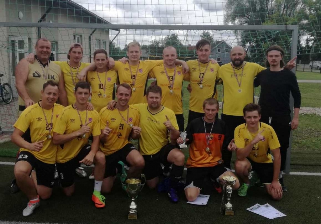 ČEMPIONĀTA UZVARĒTĀJI — komanda “Poila”.
Autors: no komandas albuma