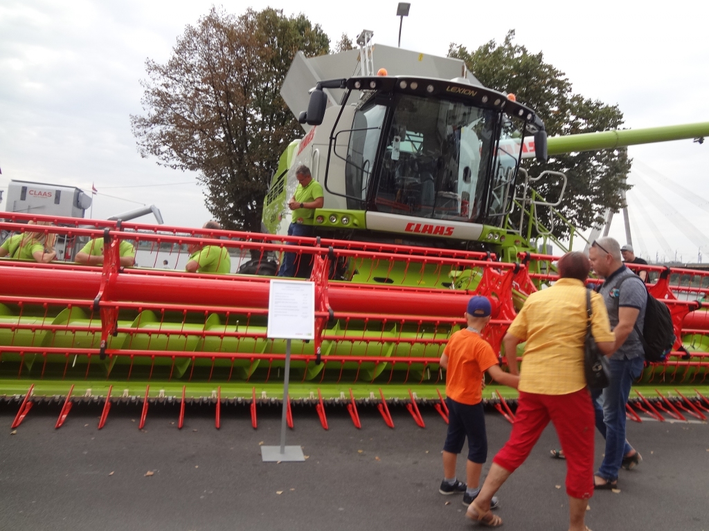 Milzenis. Šādu kombainu arī laukos retais redzējis.