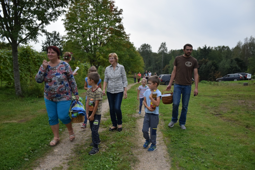 Viesi uz svētkiem ieradās ar piknika groziem un segām, jo pēc dārza apskates un vīnogu degustācijas bērni varēja izklaidēties dažādās atrakcijās, bet pieaugušie atpūsties kalna pakājē, kur “Rudzīšu” saimnieki visus cienāja ar zupu, kas vārīta uz ugunskura.