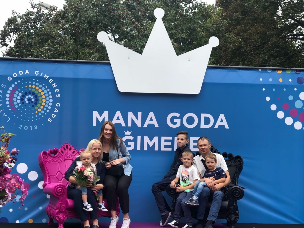 SVINĪGAJĀ PASĀKUMĀ. Koknesiešu Šteinfeldu ģimene ieguvusi titulu “Latvijas Goda ģimene”. Konkursam Daces un Alda ģimeni pieteica vietējā pašvaldība. Attēlā — Latvijas Goda ģimeņu godināšanas pasākumā Tēva dienas festivālā Rīgā.
Autors: Artūra Ķipsta foto