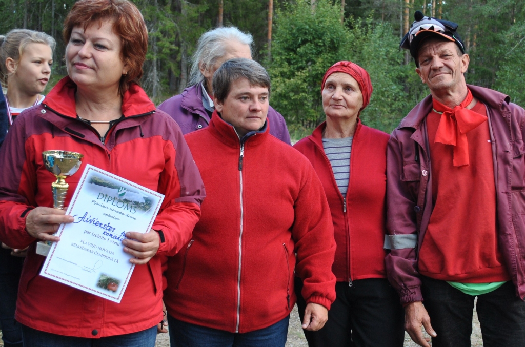 KOMANDU KAUSS AIVIEKSTIEŠIEM. No labās — sacensību uzvarētājs Viktors Krists, līdzās — Irēna Spūle-
Vilcāne, Ingrīda Bērziņa un Giedre Zvirgzdiņa ar kausu.