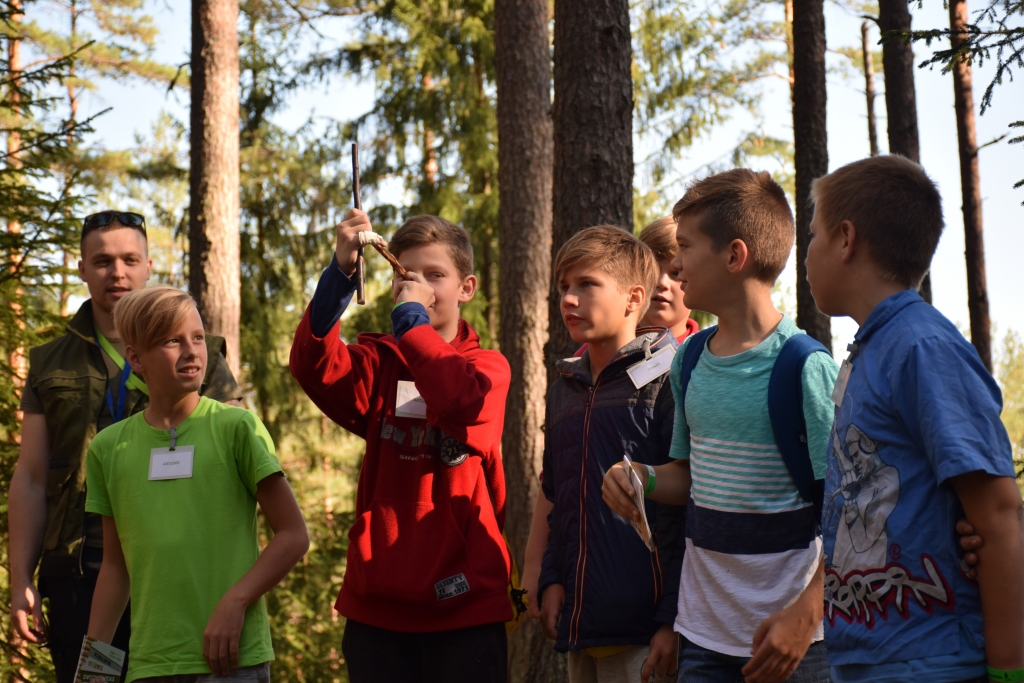 Egles galotnei jāpieskaras kociņam. 6.b klases zēni rūpīgi meklē pareizo attālumu līdz kokam.