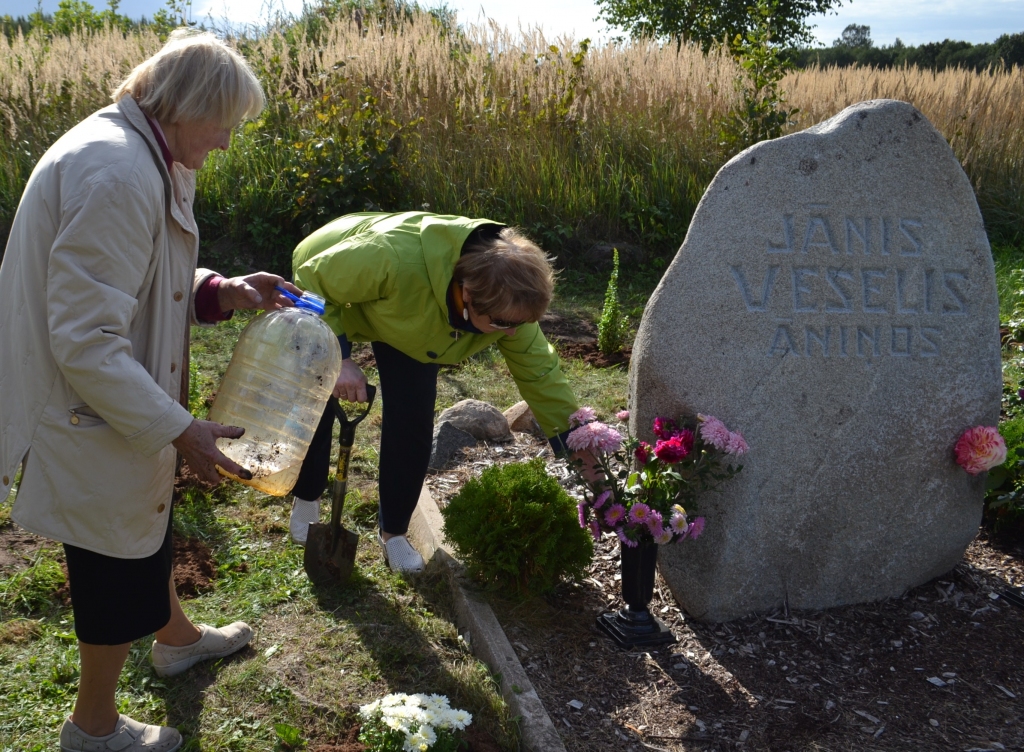 LABIEKĀRTO PIEMIŅAS VIETU. Rakstnieka meita Velga kopā ar Pilskalnes pagasta bibliotēkas vadītāju Rasmu Strodi piedalās kociņu stādīšanā.