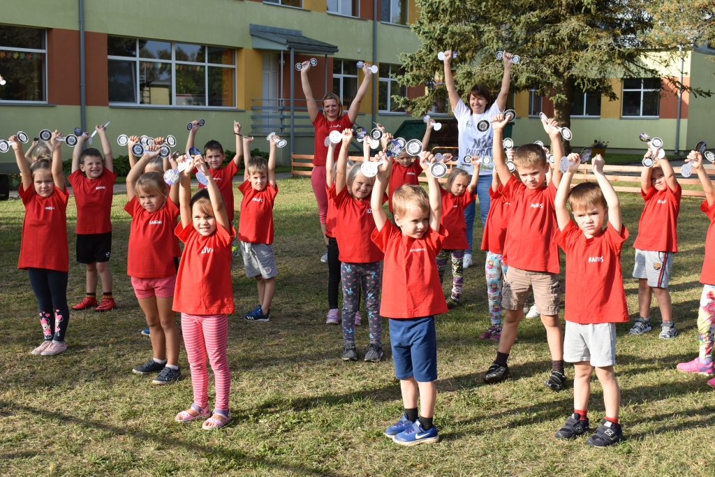 Prieks izkustēties. Skrīveru novada pirmsskolas izglītības iestādes “Sprīdītis” audzēkņi kopā ar skolotājām Olimpiskās dienas rītu sāka ar kopīgu vingrošanu.