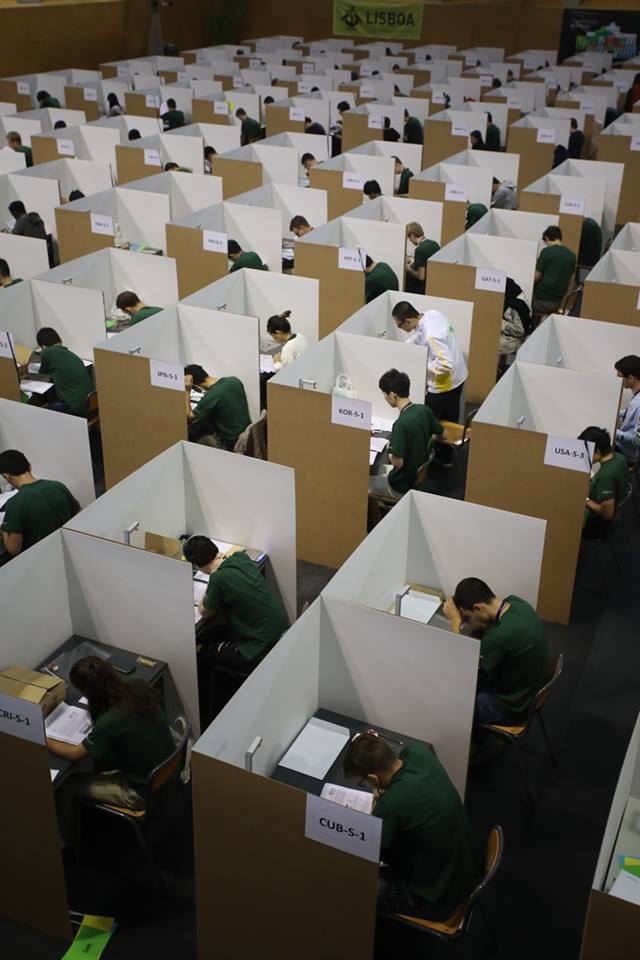 KONKURENCE LIELA. Šādās “kastītēs” noritēja starptautiskā fizikas olimpiāde, kurā sacentās 87 pasaules valstu labākie jaunie fiziķi.
Autors: no Mārtiņa Kleva albuma