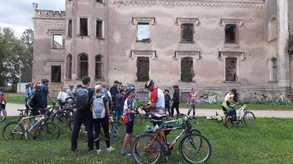 Pie Odzienas pils velosipēdisti izbauda senatni.
Autors: no Kokneses tūrisma centra