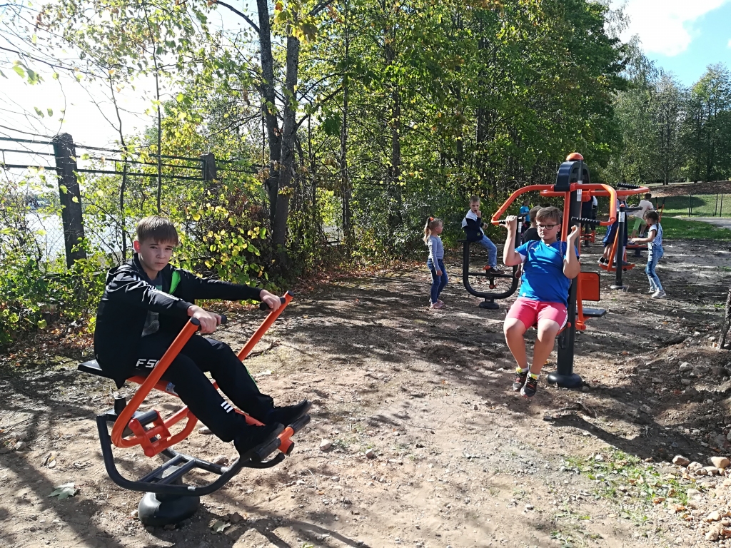 Prieks vingrot! Aizkraukles novada vidusskolas, kas ir ēkā Draudzības krastmalā, audzēkņi pēc stundām izmēģina jaunos trenažierus.