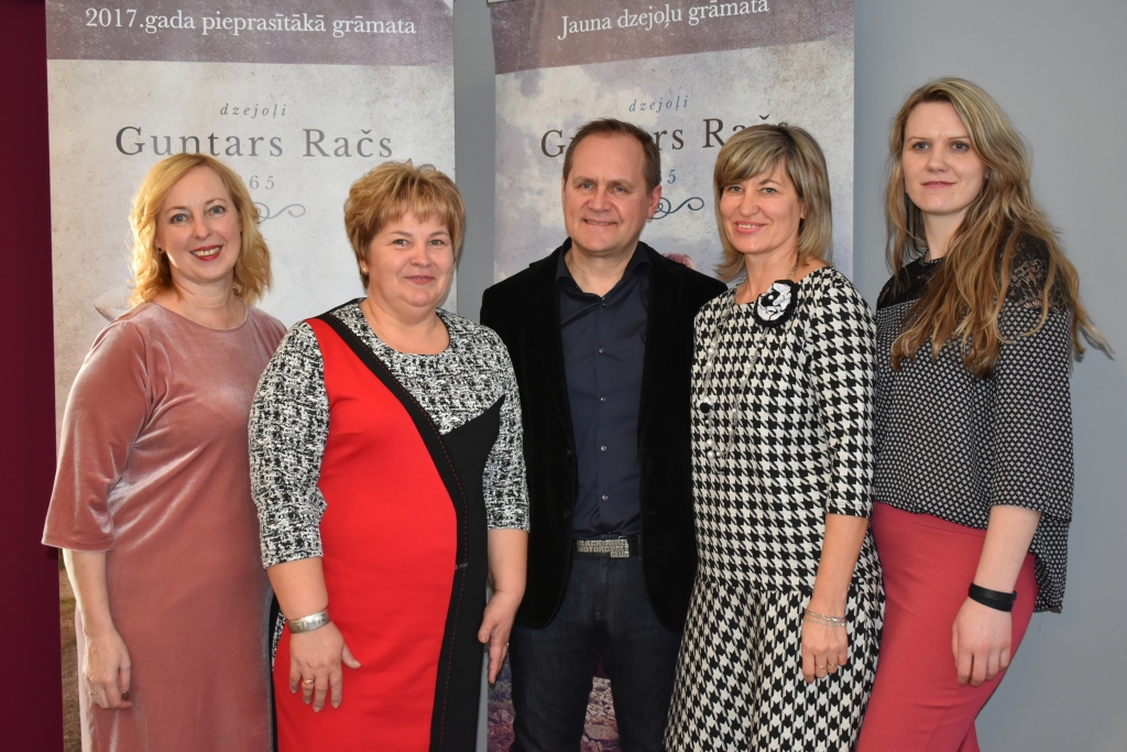 KOKNESES PAGASTA BIBLIOTĒKAS KOLEKTĪVS. Bibliotēkas dzimšanas dienas svinībās kopā ar mūziķi un dzejnieku Guntaru Raču kopīgā mirklī — Ingrīda Grūbe (no kreisās), Inta Poiša, Olga Orliņa un Antra Vasiļevska.
Autors: no “Staburaga” arhīva