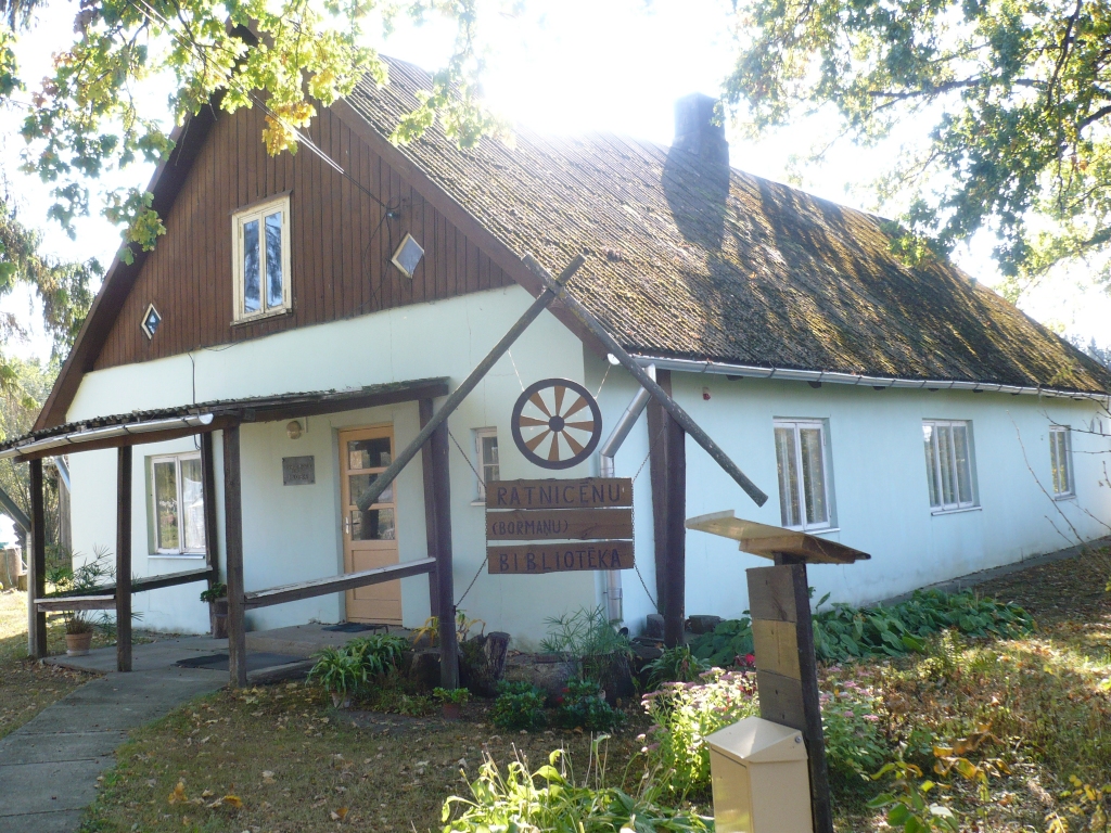 UZTICĪGI GAIDA LASĪTĀJUS. Ratnicēnu bibliotēka Bormaņos — mazais vietējais kultūras centrs.
Autors: no Sarmītes Leitānes albuma