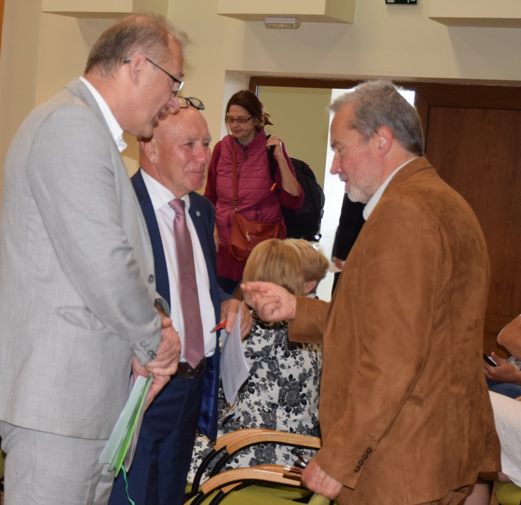 AKTĪVAS DISKUSIJAS turpinājās arī kongresa starplaikā. No kreisās — Jaunjelgavas novada domes vadītājs Guntis Libeks, bijušais Viesītes novada domes priekšsēdētājs Jānis Dimitrijevs un Latvijas Pašvaldību savienības padomnieks Māris Pūķis.