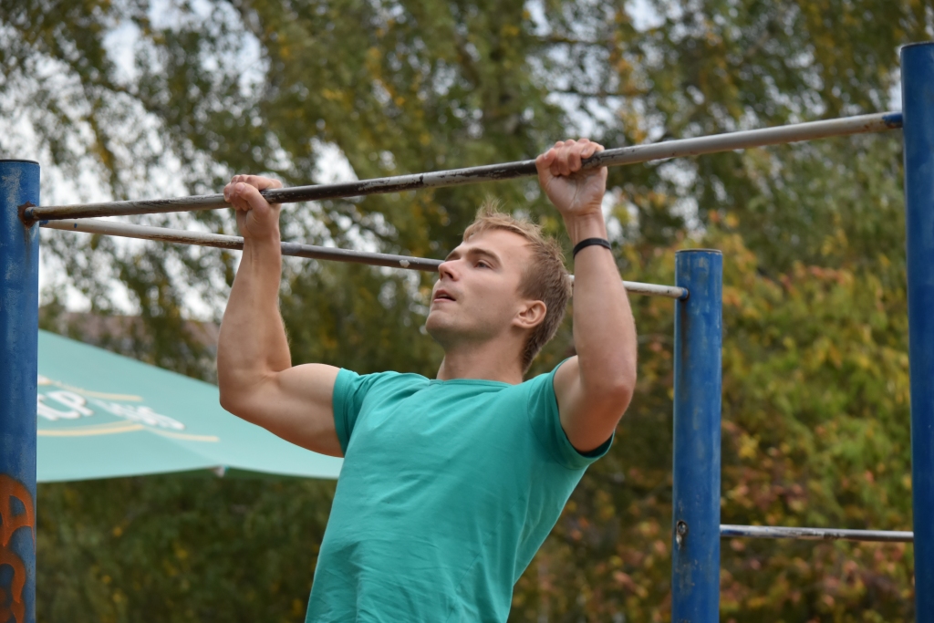 Spēcīgākais pie stieņa. Lauris Pastars šogad uzlaboja savu rezultātu par trim pievilkšanās reizēm.