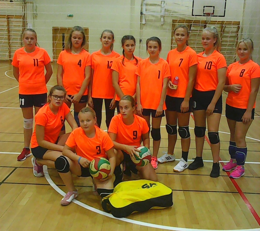 Aizkraukles novada sporta skolas volejbolistes no Neretas “Cēsu kausa 2018” izcīņā.
Autors: no I. Silava albuma