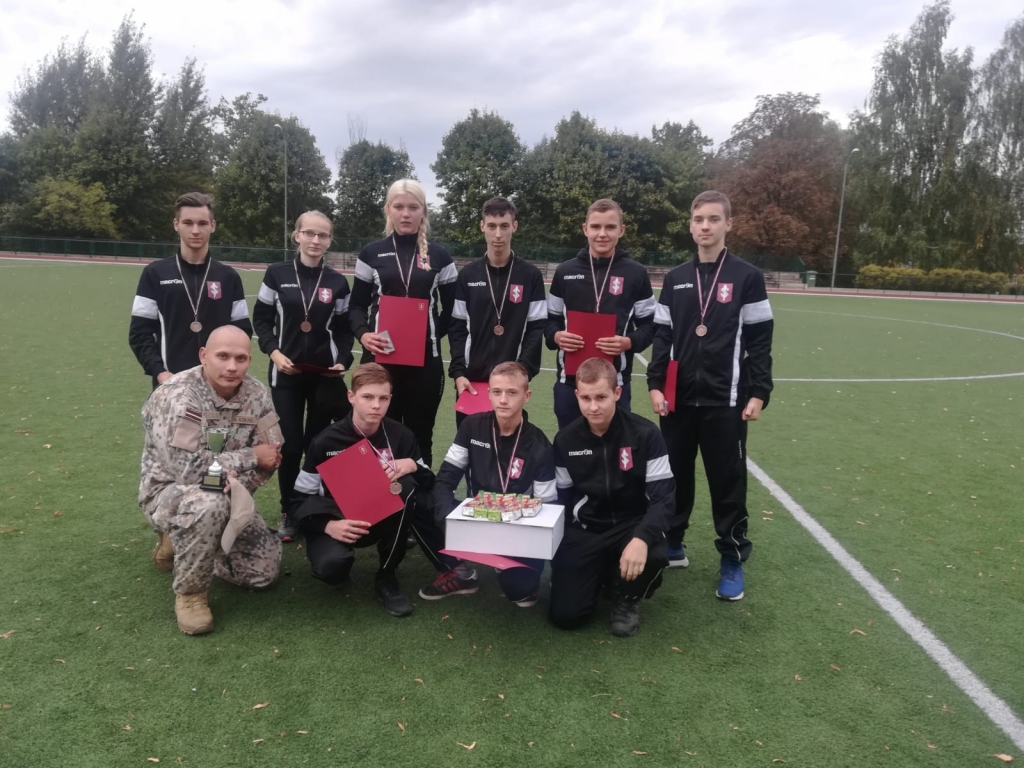 PĒC SACENSĪBĀM. Aizkraukles novada jaunsargi un instruktors Gints Kokins ar iegūtajām balvām par izcīnīto trešo vietu.
Autors: no Ginta Kokina albuma