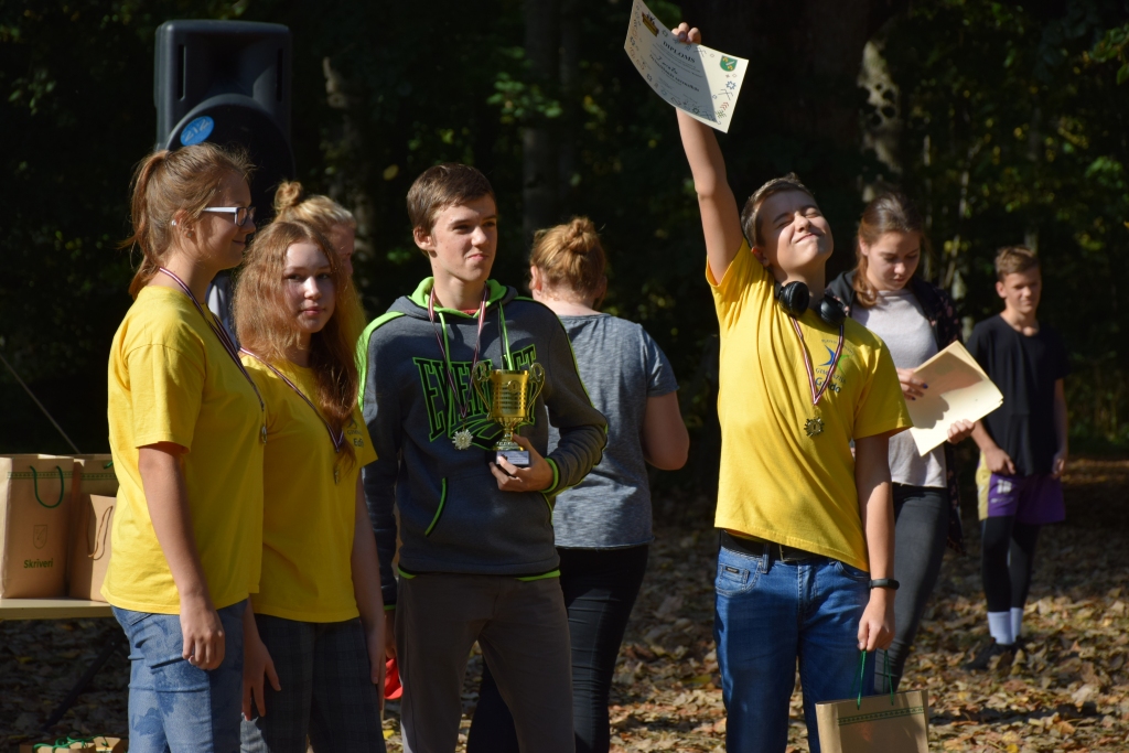 Pļaviņu novada ģimnāzijas komanda “Komturi” priecājas par iegūto pirmo vietu.
Autors: Līga Patmalniece
