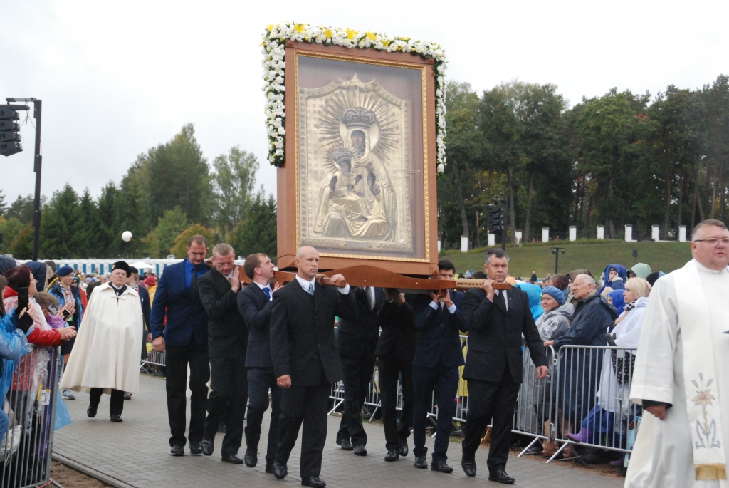 Vēsturiskā Aglonas Brīnumdarītājas Dievmātes svētbilde tika iznesta no dievnama un pa celiņiem tika apiets viss sakrālais laukums.
Autors: Aivars Bite