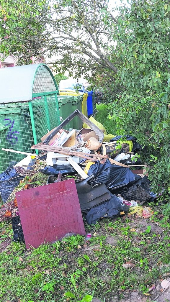 Diemžēl joprojām var novērot nepatīkamas ainas pie daudzdzīvokļu namu atkritumu tvertnēm. Vakaros vēl viss ir sakopts un tīrs, bet rītos nākas redzēt šādus skatus — nolietoti televizori, vecas izlietnes, salauztas mēbeles un citi sadzīves atkritumi tiek izmesti pie kopējiem konteineriem.