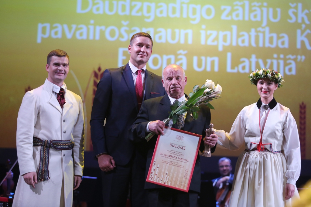 Birutai Jansonei piešķirto balvu svinīgajā pasākumā saņēma viņas dzīvesbiedrs Aldis Jansons, LLU ZI vadošais pētnieks. “Balva par 23 gadu smagu darbu,” saka Aldis.