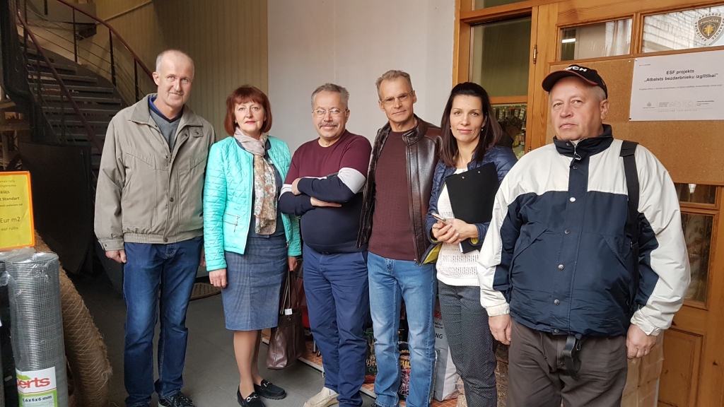 Atvērto durvju dienas uzņēmumā “Jards”. Programmas dalībnieks Egils Krastiņš (no kreisās), NVA Aizkraukles filiāles koordinējošā eksperte Līvija Golovecka, SIA “Jards” valdes loceklis Ainārs Vorslavs, programmas dalībnieks Aivars Tīss, NVA nodarbinātības organizatore Evita Aņikina un programmas dalībnieks Aivars Motivāns.