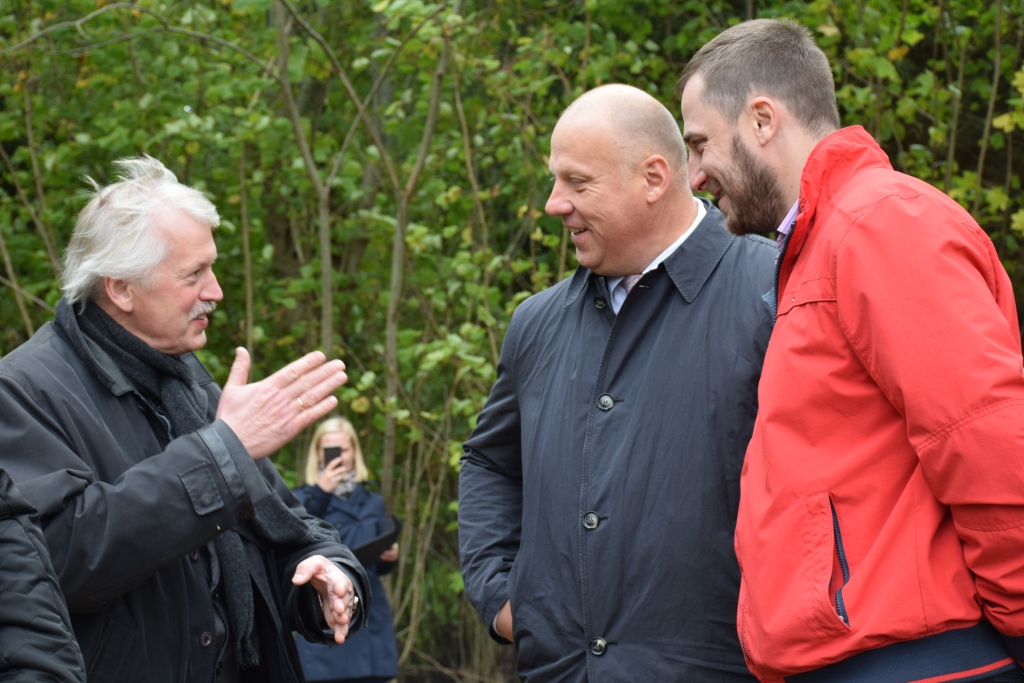 Juris Dambis, Nacionālā kultūras mantojuma pārvaldes vadītājs (no kreisās), Raimonds Bergmanis, aizsardzības ministrs, un Ivars Liepiņš, Ģeotelpiskās informācijas aģentūras Ģeodēzijas un kartogrāfijas departamenta Ģeodēzijas nodaļas vadītājs pārrunā Strūves ģeodēziskā loka saglabāšanas un attīstības padomes tālāko darbību.